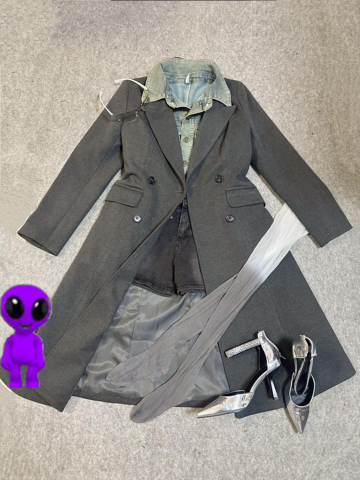 千禧年穿搭：🕶️西装大衣➕衬衫➕高跟。