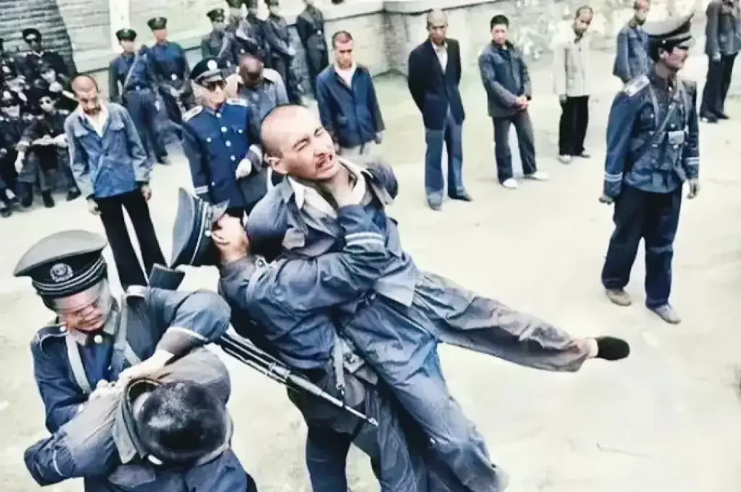 一名被宣判死刑的男子试图挣脱法警的束缚！