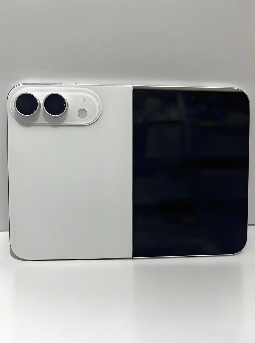 苹果折叠屏iPhone工程机曝光14999元？