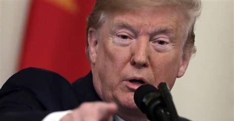 特朗普把对伊制裁包装成“经济版D-Day”，放话买油转账运油统统由美国财政部执法，气势汹汹。结果主持人问了一句：中国作为伊朗最大经济伙伴，算不算在内？贝森特的回答是：“许多对话最好私下进行。“就这一句，把整套“史上最严“的底给漏了。这个躲闪不是外交措辞，是真实的利益账。

美国对伊朗的新一轮经济施压