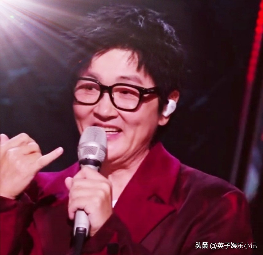孙楠还原那英…
孙楠在节目现场还原那英打电话名场面，复刻对方打电话的语气神态，连标志性笑声都模仿得惟妙惟肖。
还复述那英“我给你挖了一个大坑”的原话，搞笑效果拉满，尽显二人多年老友轻松互侃的相处模式。