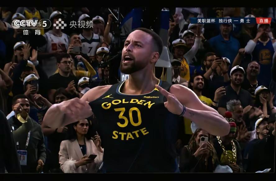 “此照片拍摄于2024年11月13日NBA杯小组赛，大通中心迎来旧将归乡，终场哨响比分锁定120‑117，勇士守住主场拿下胜利。这是克莱汤普森离开之后首次重返大通中心面对老东家的重逢之战，昔日水花并肩的搭档隔场对立。克莱全场轰下22分6记三分，全力向故土证明自己；库里砍下37分6篮板9助攻，末节关键