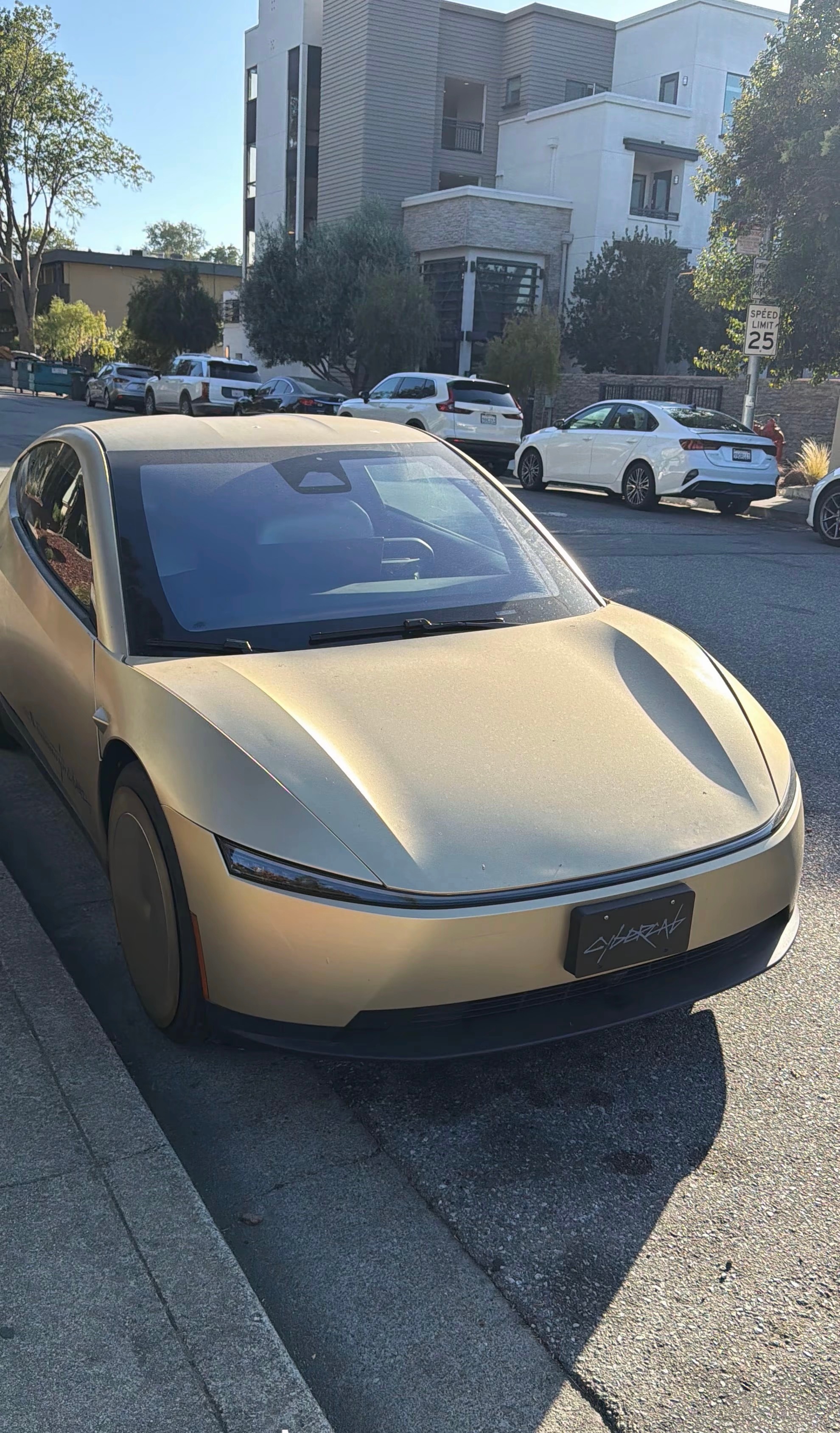 9 月 3 日的Cybercab 发布会，我觉得可能会是智能驾驶真正的 iPhone 时刻。

CyberCab 肯定不是又一台更聪明的车，方向盘、踏板都没了以后，车这东西开始换物种了。未来的车就应该是一个移动的智能体，智能机器人。

过去一百年，汽车所有设计都有一个前提—得有人开。这个人被拿掉了之后，驾驶舱、仪 ​
