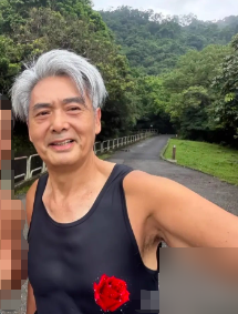 71岁周润发近照曝光，和同龄吕良伟差太多！
周润发跑了11年长跑，天天泡在太平山。满头银发身形消瘦，皮肤松弛，被不少网友说脱相。
同岁的吕良伟，常年练力量、举铁扎马步。身材结实面部紧致，一直被夸冻龄男神。
健身圈说，高龄只做有氧不练力量，很容易掉肌肉显老。网友吵翻，有人认科学保养，有人挺发哥活