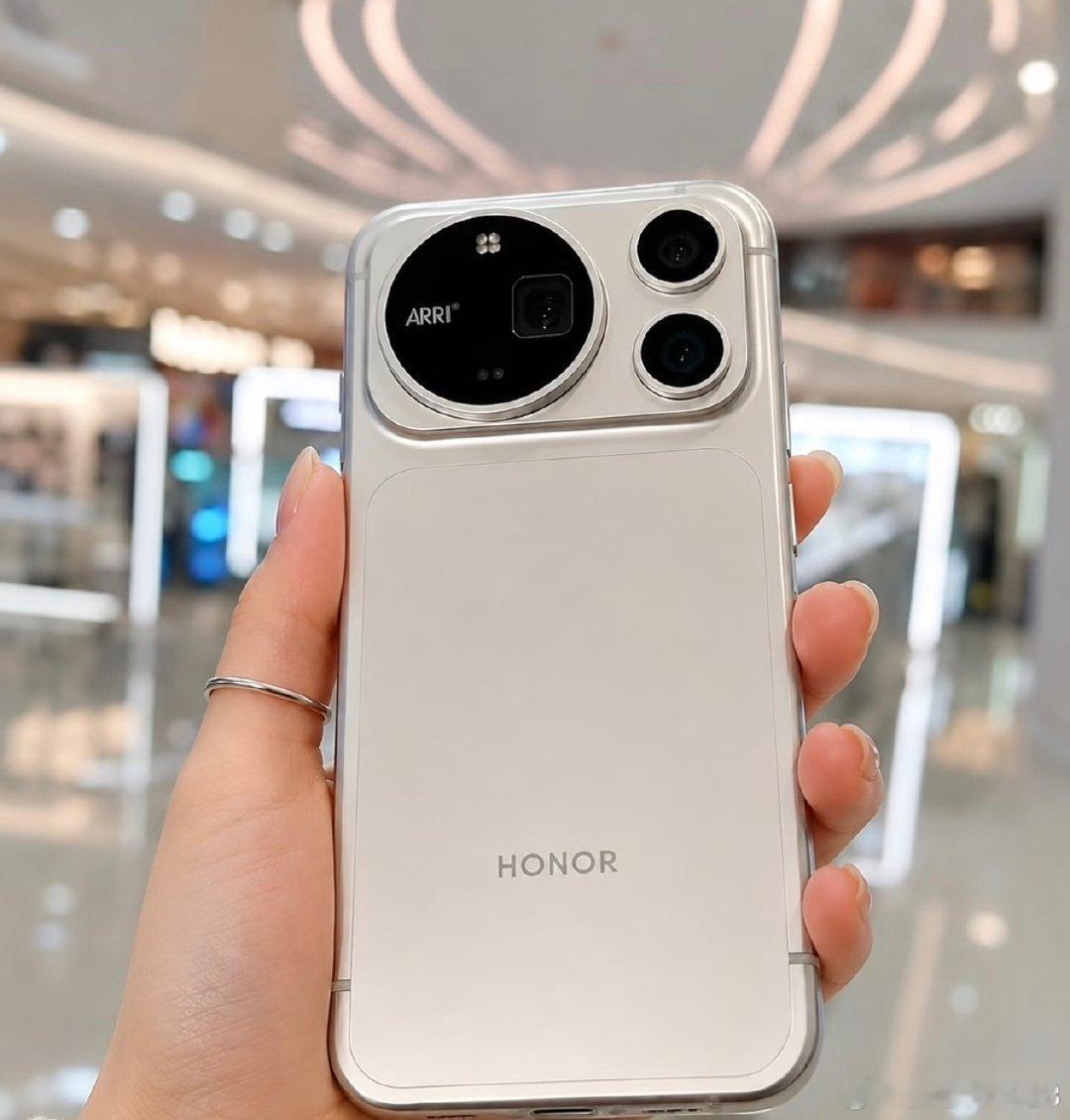 9月28日，第一台官宣定档的旗舰机
荣耀节奏很快，RobotPhone发不完，就开始超前预热Magic9系列，目前已经确定定档9月28日。
荣耀Magic9系列的设计也大改了，影像也是联合阿莱进行调教，可以说期待值拉满了。#数码大玩家#荣耀Magic9#阿莱影像 ​