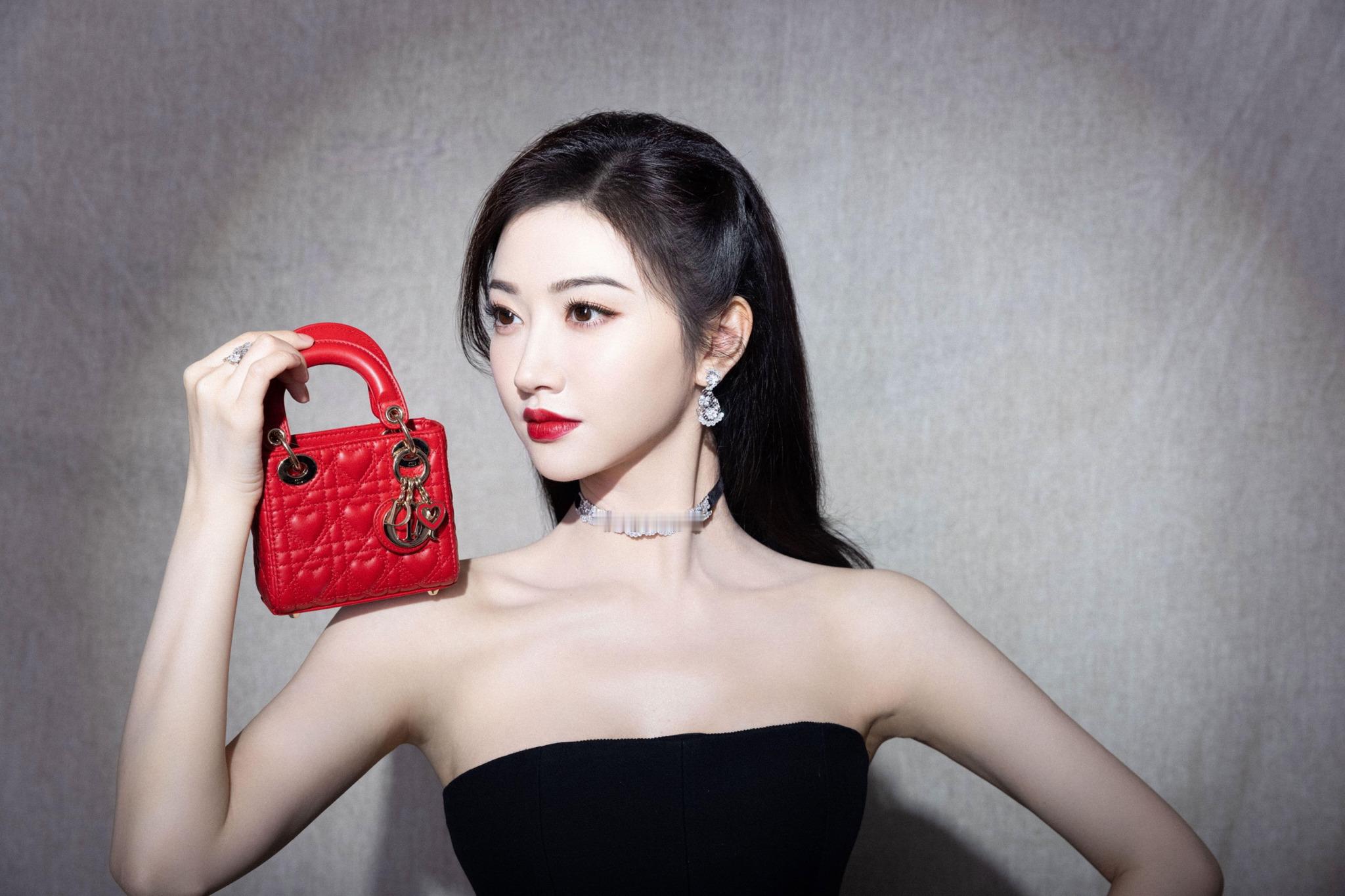 景甜黑纱礼服｜红唇明艳，大女主氛围感直接拉满#景甜风波后首个封面# ​