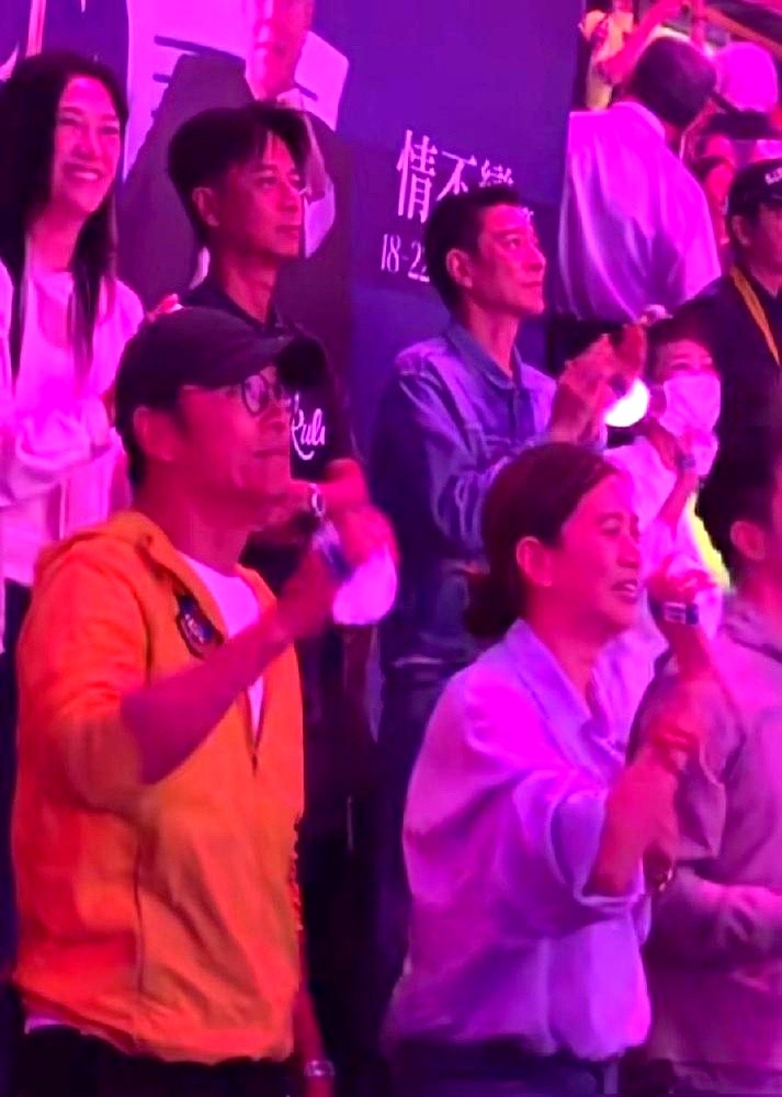 谭咏麟演唱会台下，袁咏仪和卢淑仪坐在一起，画面被放大了。

一张没化妆的脸，顶着黑眼圈，眼角的纹路藏不住。旁边49岁的卢淑仪妆容精致，对比之下，有人说袁咏仪“女神垮了”。

可镜头一转，张智霖默默给她递上一瓶水。她没看镜头，眼神全在舞台上，像个小女孩一样跟着合唱。那种投入和自在，装不出来。

很多人
