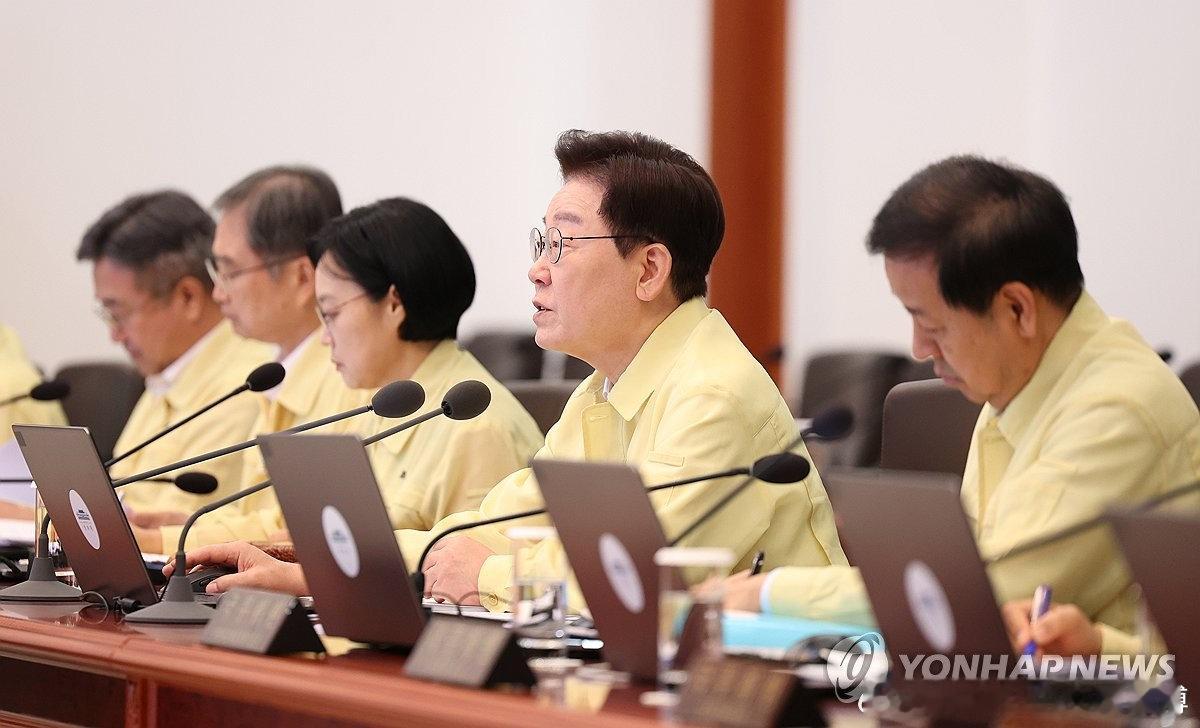 【李在明：争取在任内从美方收回战权】韩国总统李在明18日表示，应按照政府既定计划，切实推进在任内从美方收回战时作战指挥权，同时希望有关部门为核潜艇建造项目快马加鞭。 #韩国时局# ​