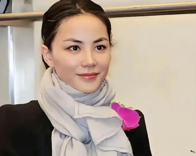 “王菲之所以高冷，因为肚子里没墨水，本质是一个愚妇”李敖评价王菲，流传甚广。
 
李敖那篇微博发出来时，王菲正在西藏一家小客栈里。早晨有点凉，她披着羊毛披肩，坐在木门槛上看远处山脊线。手机震了一下，助理发来截图，没附话。王菲扫了一眼，手指在屏幕上停了停，然后按熄了屏幕。
 
她起身回屋，给自己倒了杯