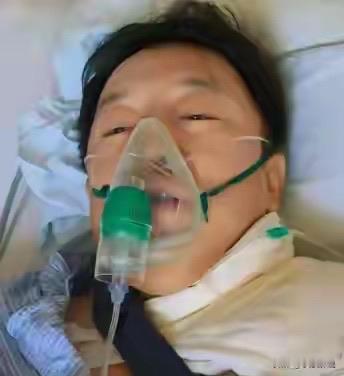 52岁黄渤摔倒送医，百亿影帝也有解不开心结。

恩爱32年难抵残酷现实，52岁意外被送医的黄渤，女儿成了心底的遗憾。

黄渤和妻子小欧相伴三十余年，熬过默默无闻的低谷，携手走到百亿影帝的高度，圈内人人羡慕这对患难夫妻，几乎零绯闻，家庭一直低调安稳。

近期骑车意外摔倒，锁骨骨折紧急送医。躺在病床上的