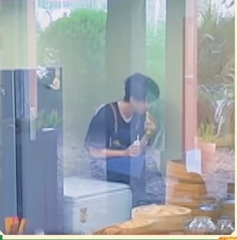 萌属了这个王俊凯
自己找了个小角落默默补充能量中
#王俊凯中餐厅10# ​