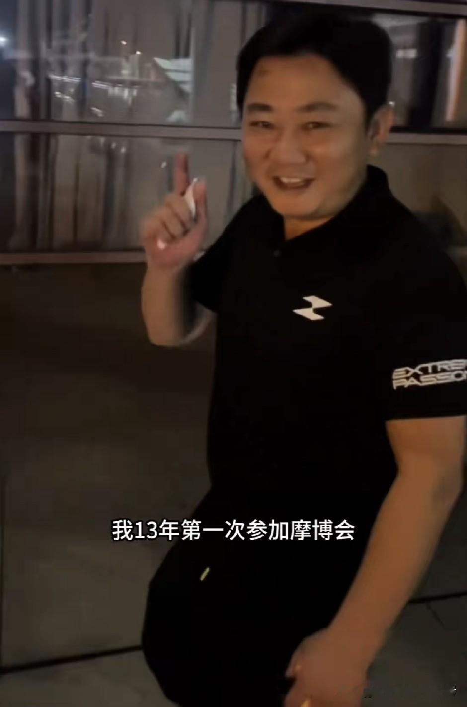 张雪讲述他曾经的辛酸史！
他说13年前，他连进摩博会的资格都没有，只能在大厅外面垃圾桶旁边附近这一块，摆上一台机车，蹭了一把摩博会。
 
再转头看看2026年这一届摩博会，现场80%的人都是冲着张雪来的！

往年从来没有限行，今年专门开启了限行。不少参展商都建议：干脆下一次单独给张雪办一场摩博会，剩
