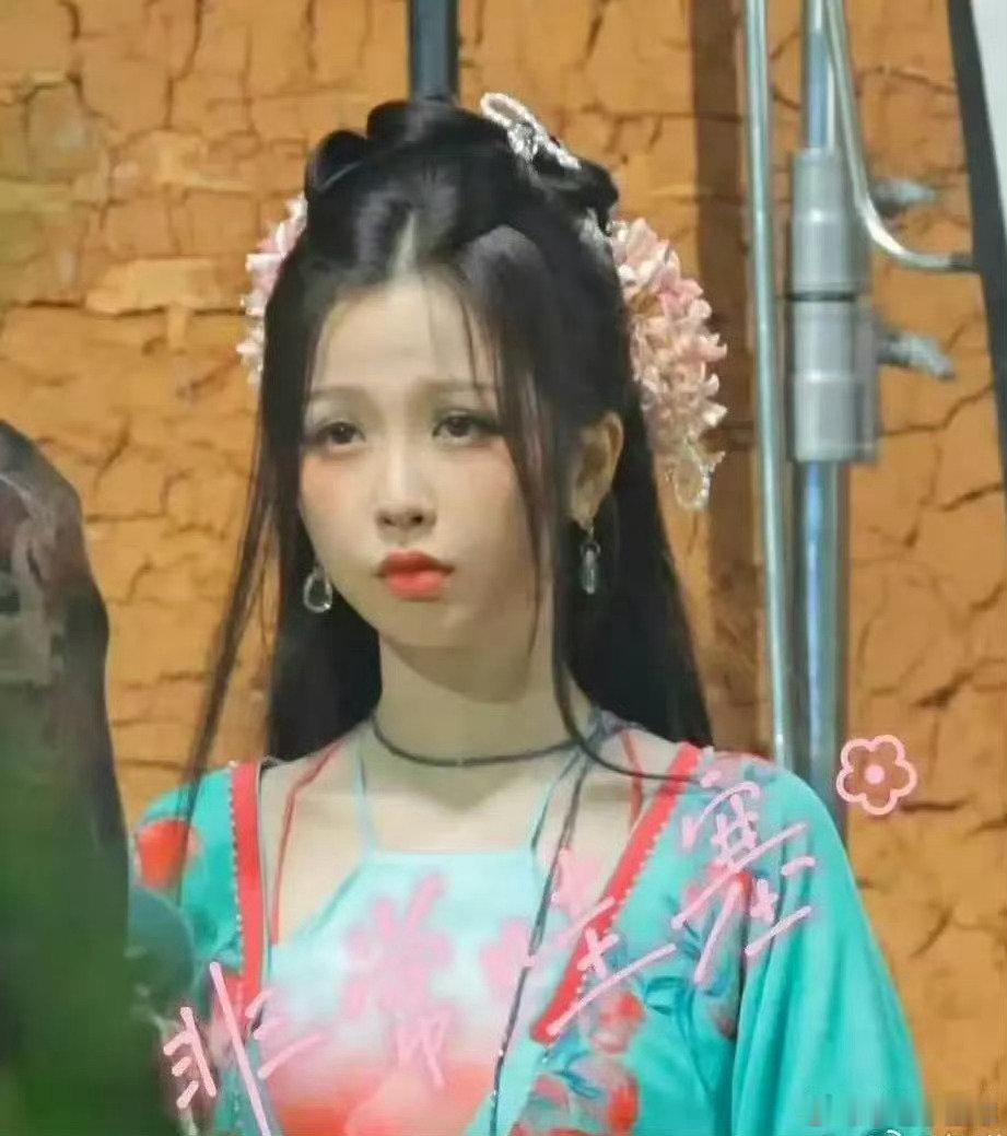 赵露思虞书欣两人现在的面部状态是不是半斤八两？一个不能做大表情一个法令纹严重 ​