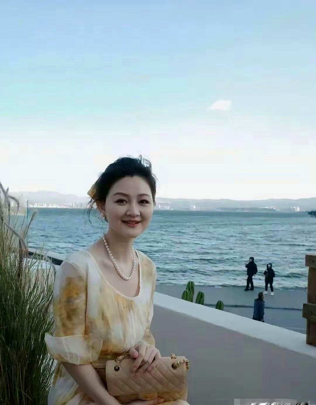 广州一位女生在F4演唱会现场因长相酷似大S走红，回应说自己没整容、没仿妆，只是从高中起就常被人说像，照片也是手机原相机拍的。她还表态：喜欢大S，不会拿这份相似度蹭热度。
 

这句话，恰恰把她和“中S”区分开了。此前那位模仿者刻意学大S的动作、笑容和声音，还到汪小菲的麻六记门店拍照，因消费逝者受到批