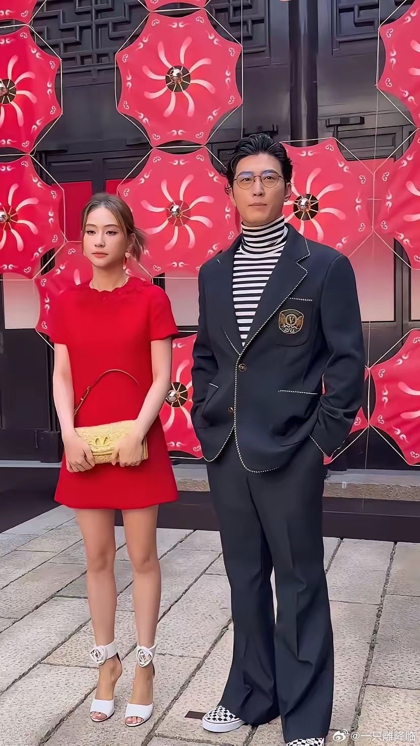 窦骁和何超莲一同参加活动，两人现场全程保持着距离。窦骁的右手一直缩在衣袖里无处安放，始终没有牵住身边的爱人。明明是夫妻，肢体距离却这么远，大家能看出两人当下的状态吗？ ​