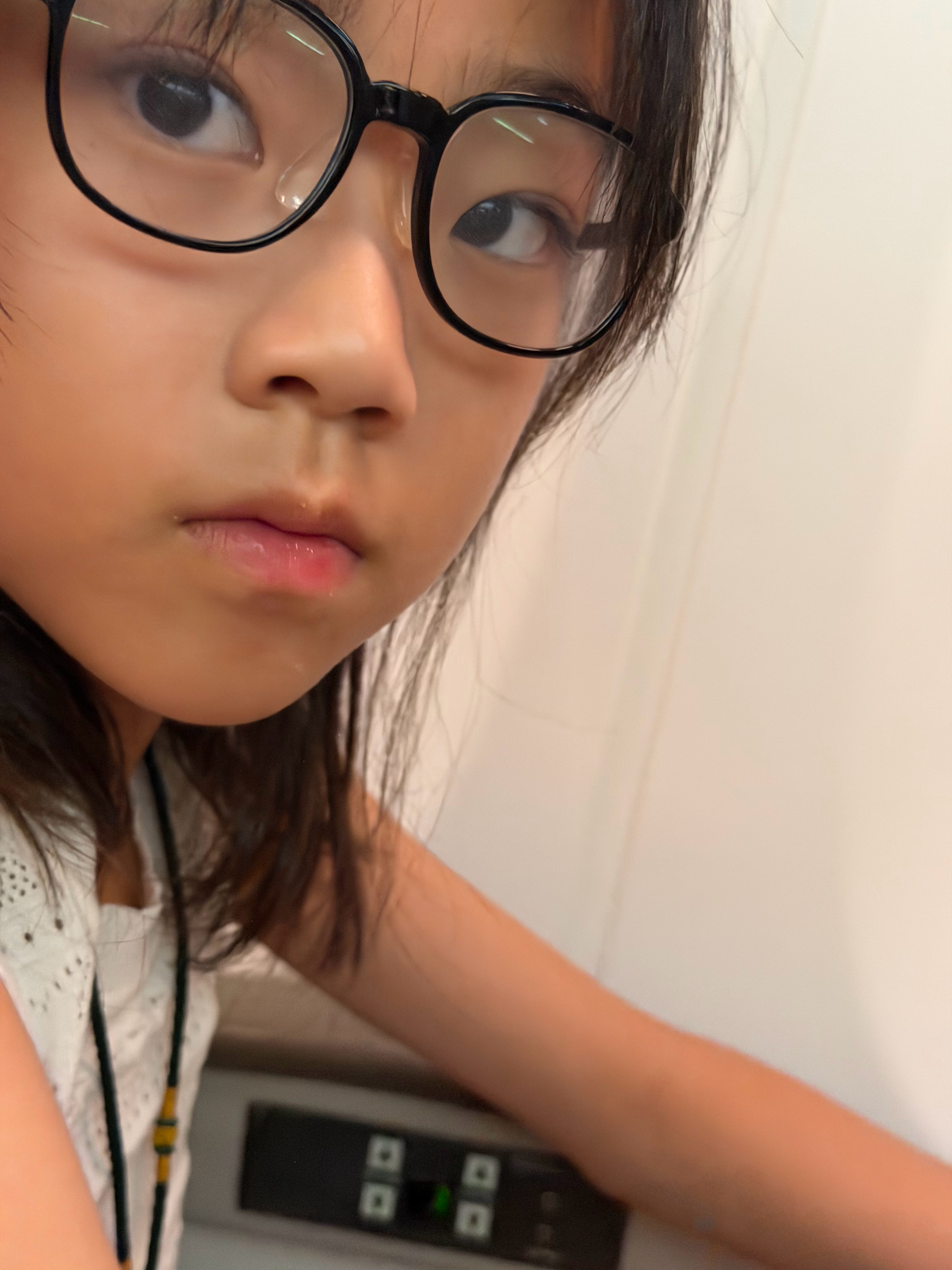 没想到吧，
我到家不到24小时，屁股还没坐热，
我又来上海了。[笑cry][笑cry]
这次纯属是办点私事，
正好赶上周末，顺便带慕唐玩一玩。
狗超说：慕唐背着那个大包，和上海特别配，
像是来上海进城务工的。[可爱][可爱]

上次在浦东机场走了一个小时才到机场大巴，
这次才走了30分钟就到网约车停靠点了 ​