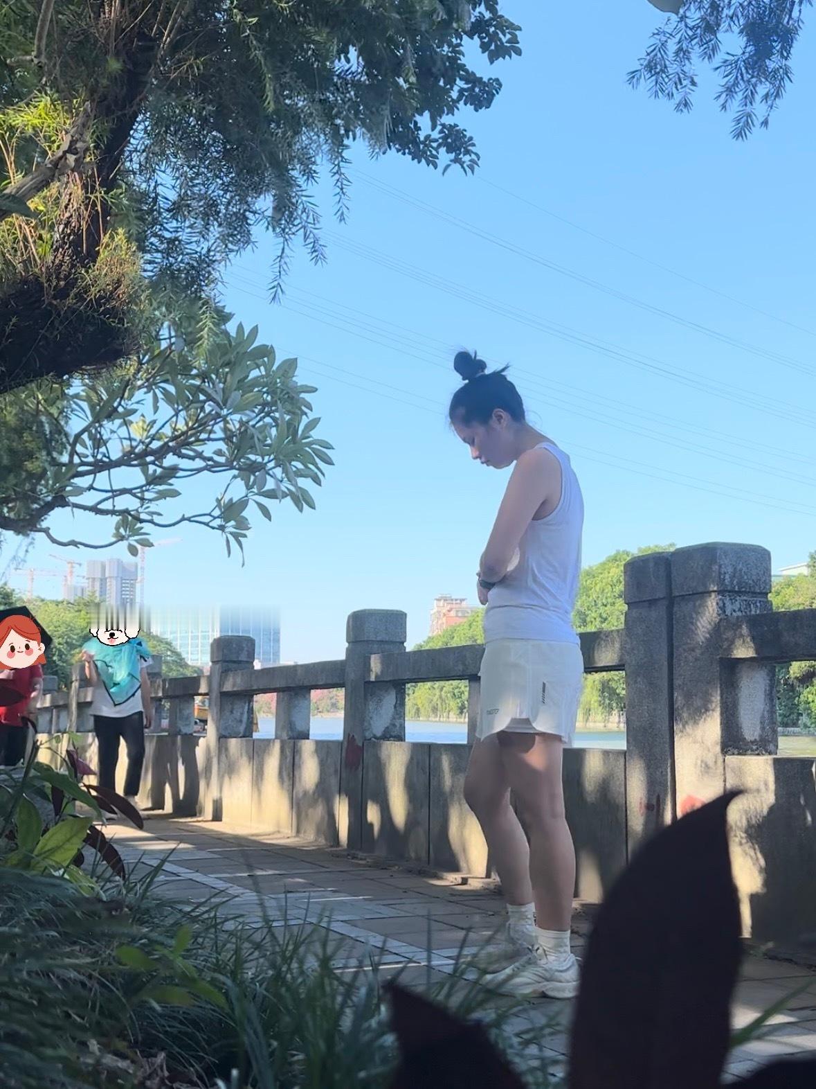 老眼昏花，这个词语也该过时了
我放在角落录像的手机差点被阿婆拿走，以为是别人遗漏的

每天对着屏幕办公，导致我爸的视力都比我强
广州老年人是绝对是最富有活力的一帮人
早茶是她们，菜市场是她们，广场舞是她们，地铁占座也可能她们。我爸教我说地铁上要给老人让位置，起初是让的，后来发现这帮伯 ​