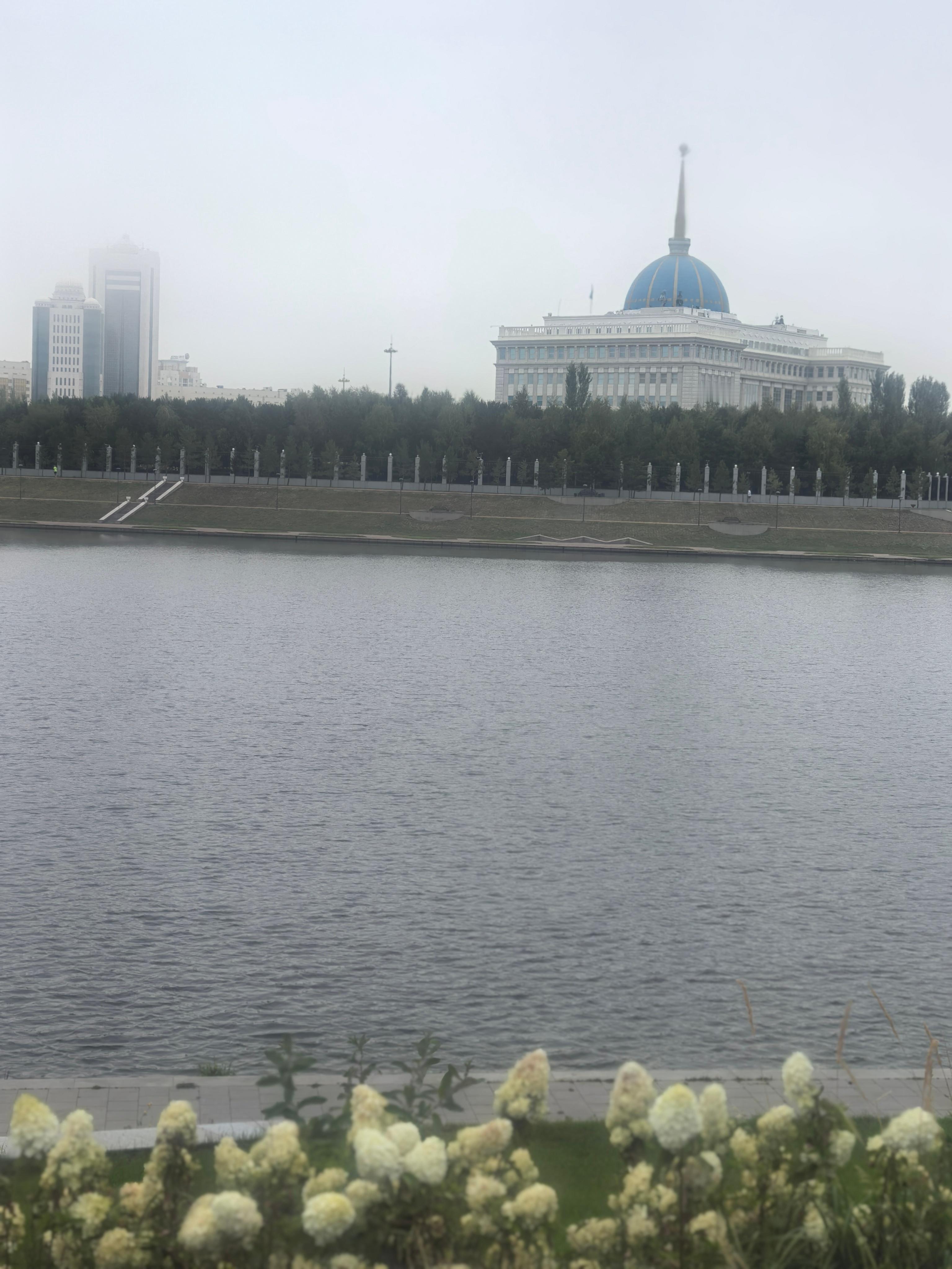 哈萨克斯坦首都的秋天已经来了，早晨的凉风冷略，两手发凉。街头上依然人烟稀少。全球城市四地走动，还是中国人最为勤奋，不知疲倦。这里的汽车展现了丰富多彩的一面。通用雪佛兰依然比较多，但现代、起亚、丰田也频繁出现。奇瑞捷拓、长安也不断出现。这里冬天奇冷，并不适合电动车，但依然有理想的影 ​