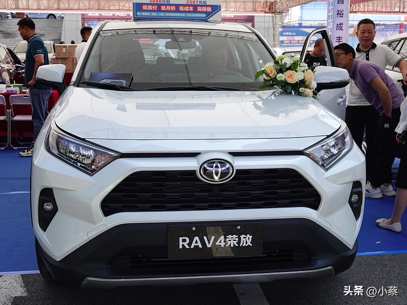 说真的丰田RAV4荣放纯油版，在15万级家用SUV里真的是把“省心”刻进骨子里了。
身边有台22年上牌的2.0都市版，跑了4.2万公里还是原版原漆，车主家属说这车打算开十几二十年都不打算换。TNGA架构把车身刚性提了30%-60%，过弯支撑比老款稳太多，走乡村烂路底盘也不松散，油耗基本在5.5-6.