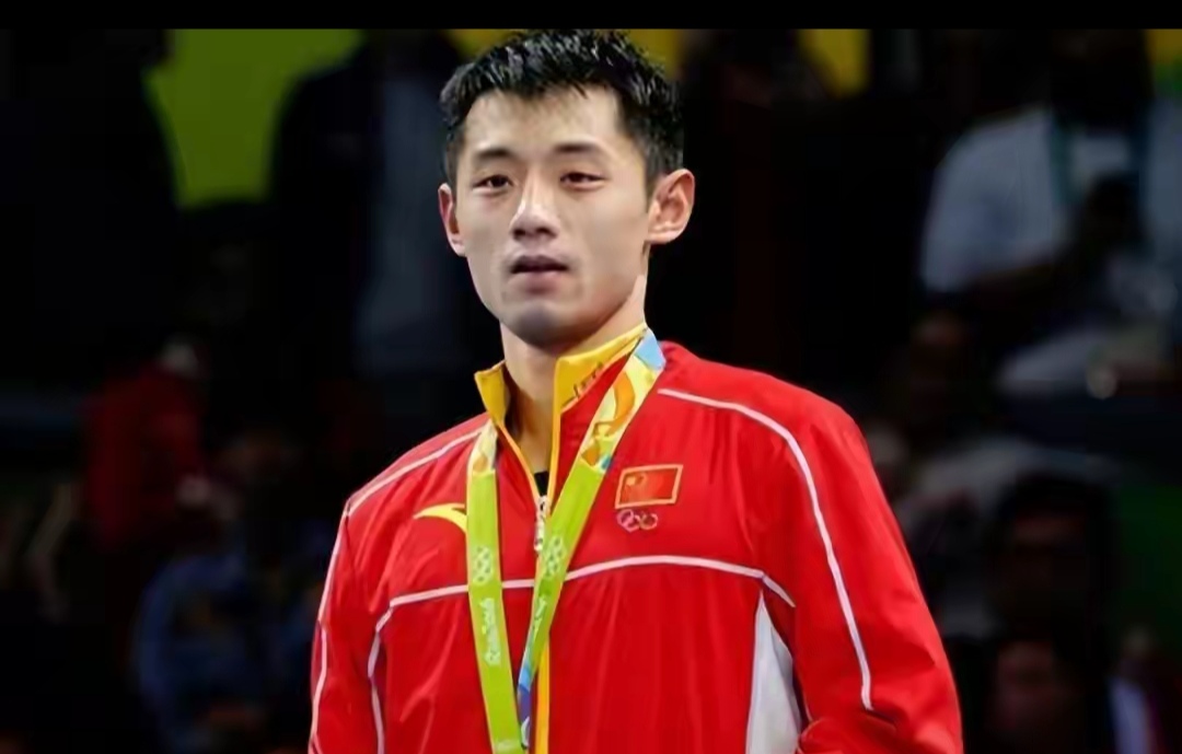 真不知道张继科是怎么想的，退役之后仍然对自己在国乒的遭遇耿耿于怀，称自己正值巅峰教练被换，就像准备高考时突换老师一样，自己并不知情，暗示自己受到了打压。作为退役老将，对国乒发表看法非常正常，但应当传播正能量，而不是牢骚满腹。对于国乒管理层的安排，自己也许难以理解，但国乒管理层一定有其道理，毕竟双方的