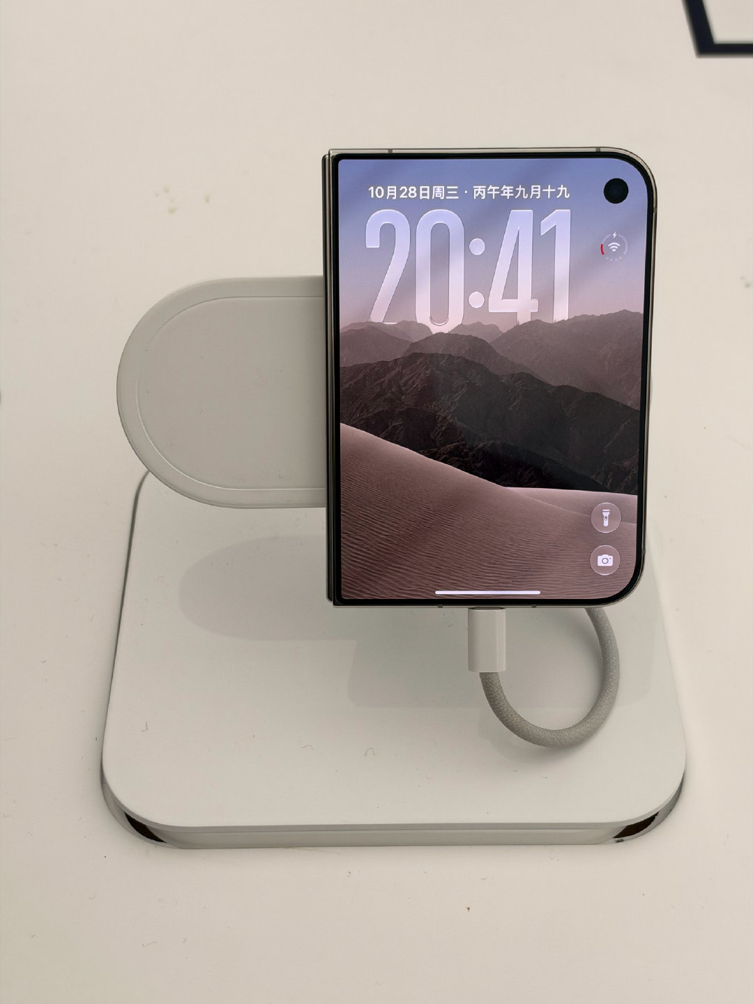 Apple Store的iPhone Duo
太受欢迎了
经常被玩没有电
目前iPhone Duo展示支架增加了线充
相比较MagSafe可以更快地补电
满足顾客的体验  ​
