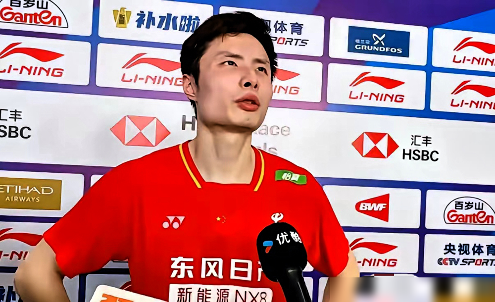 石宇奇输球被骂不想打了，真相根本不是这样！
2026中国羽毛球大师赛首轮，石宇奇0：2输给骆建佑，比分确实难看。
但石宇奇赛后直言，世锦赛回来发了一周低烧，刚退烧，身体机能还没恢复。真正的难关在心理，连续大赛耗得顶不住，他说状态起伏本来就是常态，比分难看，但已经尽力了。骆建佑赛后也说，自己赢的幸