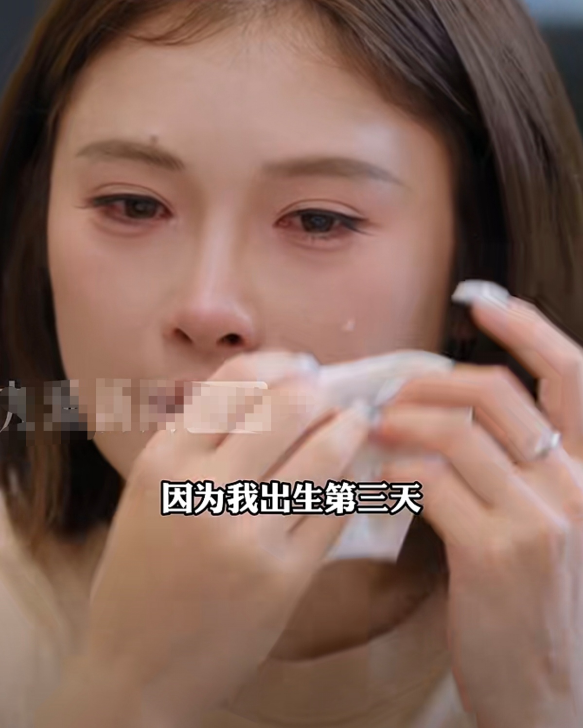 吴艳妮哭了。

那个在赛场上指天、摇头晃脑、被无数人骂“太高调”的跨栏女神，谈到网友攻击她已经离世的外公时，没忍住眼泪：“说我外公的话，其实我很伤心的。可能我也接受不了吧。”

她跟外公的感情，不是普通的祖孙情。

出生第三天，外公就把她抱回去照顾。母亲生她第五天大出血，差点连命都没了。某种意义上，