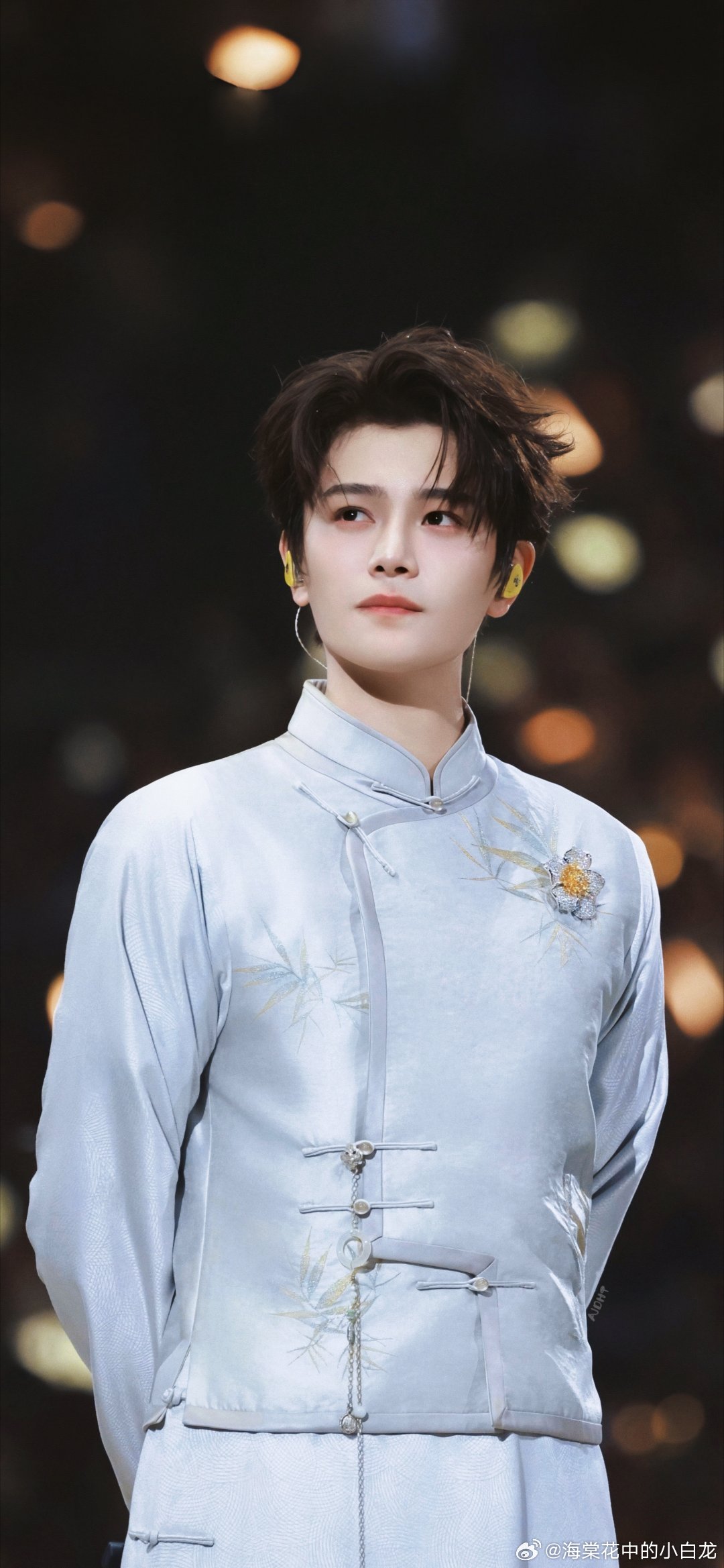 #丁禹兮花开锦绣##丁禹兮赵凌# 
你无需一生去仰望某位伟大偶像，因为举目远望，眼前已是无边无际的苍穹。​ ​​​
