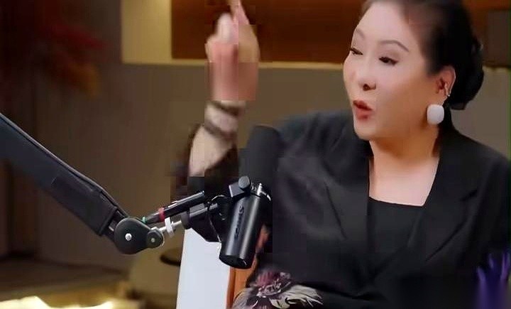 看到郭碧婷父亲重病的消息，很多人才反应过来一个极度反常的事实。这位嫁入顶配豪门的阔太太，娘家老爸查出小细胞肺癌并发心脏衰竭，这笔沉重的医药费，居然还得她自己出来赚。
向家差钱吗？向太随手一件珠宝的估值能上天，向佐现在直播带货也搞得风生水起，天天挂在热搜上。
但现实的镜头一切换，画风完全变了。郭碧婷这