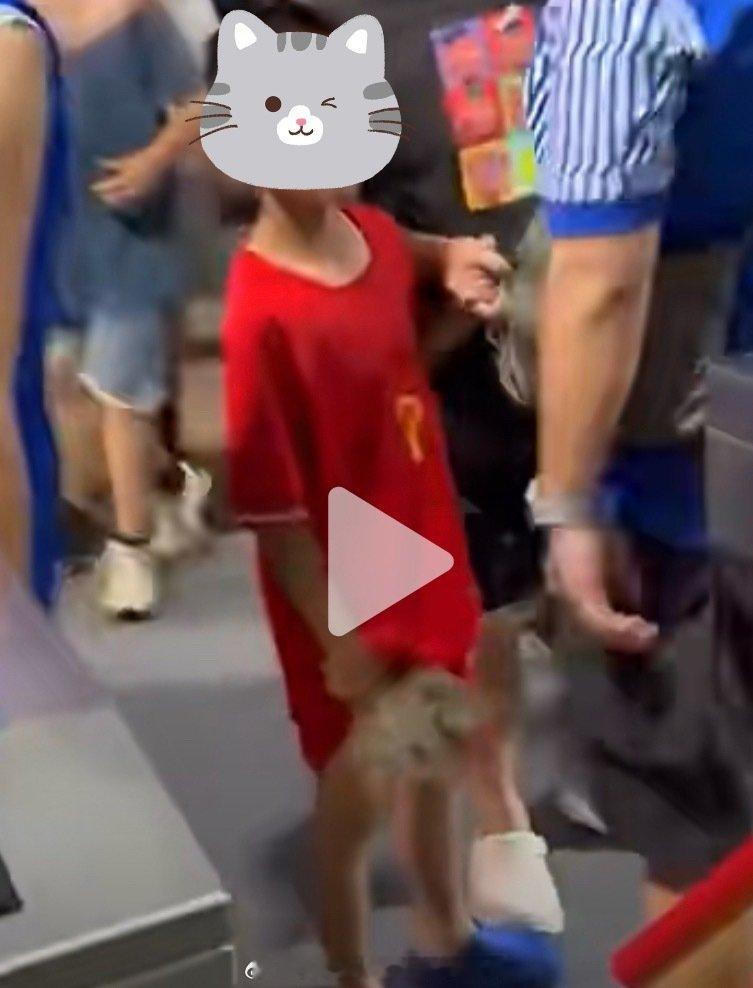 希望所有的自媒体明确一点，国家队队服，有钩子，有国旗，前后有印号，亚洲杯版本有名字

助威服：自制，啥都没

#警方介入小球迷遭围攻事件##中超##上海申花[超话]##上海申花vs北京国安# #冒个泡#  ​