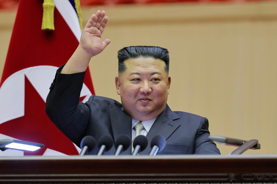 【#朝鲜切实执行12年制义务教育#】#金正恩对教师表达由衷的尊敬和问候# 9月2日，朝鲜第十五次全国教员大会在首都平壤隆重开幕。本次大会对切实执行朝鲜第二次普遍的12年制义务教育纲领等向教育部门提出的雄伟目标，推动朝鲜教育新的质量发展的一系列实际问题。

朝鲜劳动党总书记、朝鲜国务委员长金正 ​