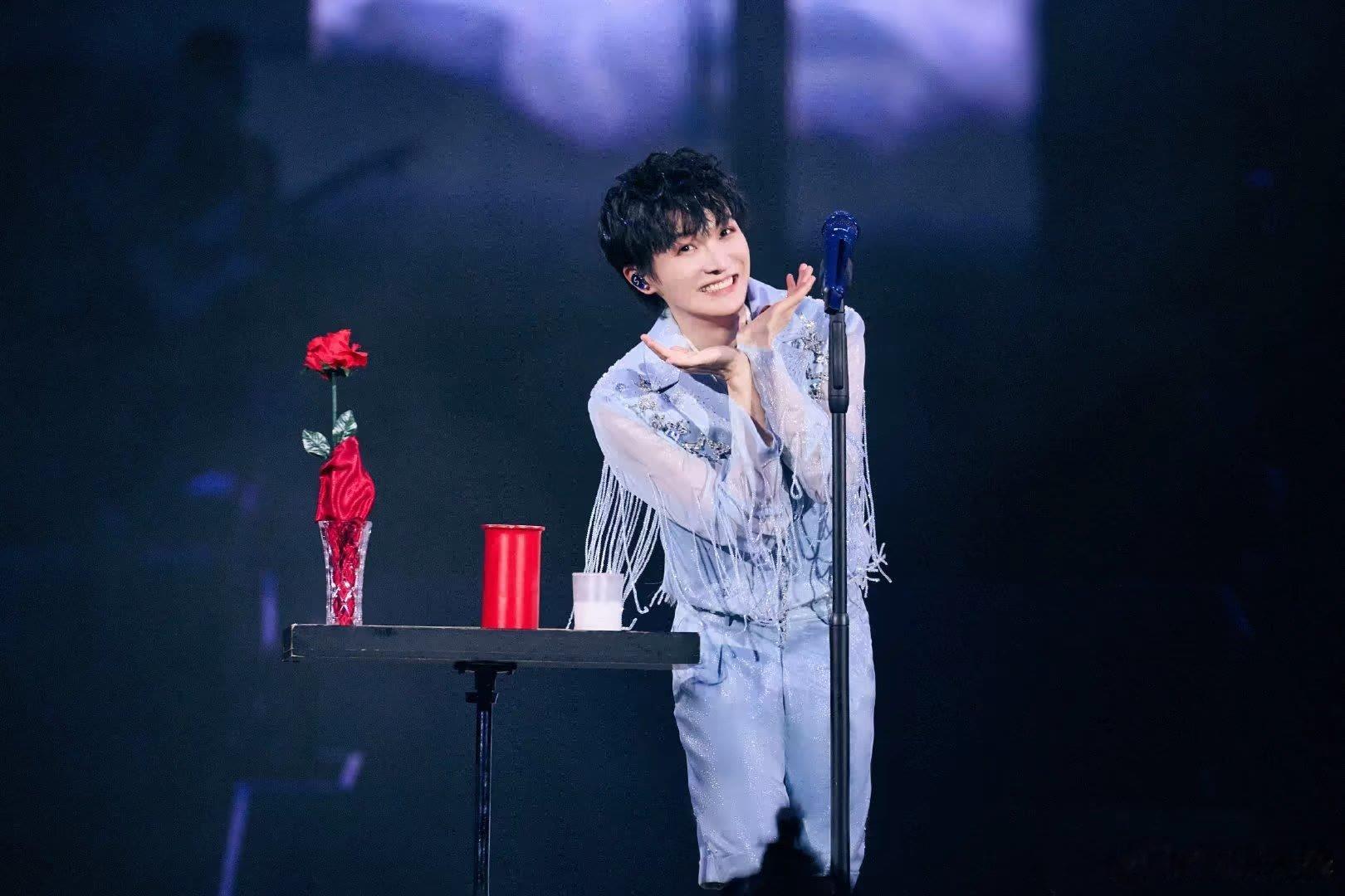 #周深[超话]# zs#周深# zs#周深宝藏男孩# zs

最幸福的事有可能就是 家长支持追星 还会主动给我买周深的周边

​