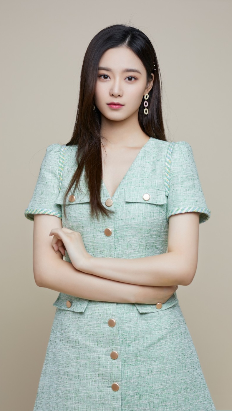 徐艺洋，中国内地女歌手、演员。曾在韩国接受练习生训练，参加《创造营2020》收获广泛关注。嗓音清亮，舞台表现力强，发行过个人单曲。同时涉足影视，参演多部影视剧，塑造不同角色。外形清爽灵动，兼具唱跳实力与镜头感染力，是兼具音乐与影视双线发展的新生代艺人。