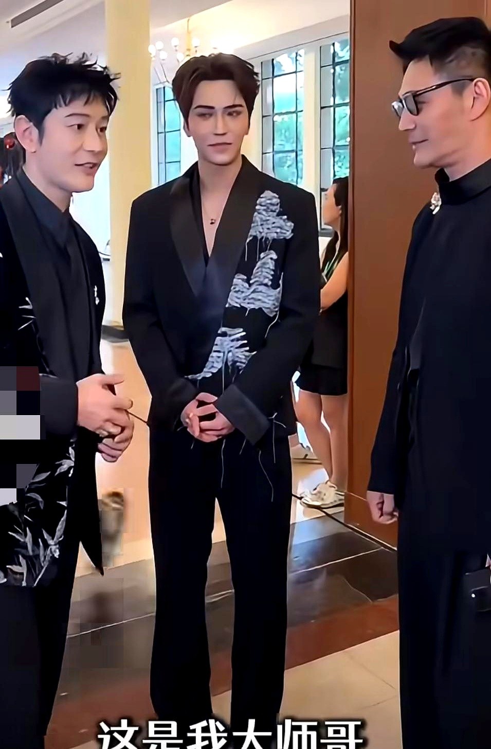 “你爸当年可是绝对的顶流！”黄晓明对着一个星二代疯狂输出，旁边的小伙子直接听愣了。

小伙叫邵子恒，他爸是邵兵。节目里一碰面，黄晓明秒变迷弟，连喊最帅大师哥。瞿颖在旁边疯狂盖章，直言邵兵当年就是演艺圈的现象级偶像。

镜头一转，邵子恒站在一旁瞪大眼睛，脑袋点得像捣蒜。平时在家里只觉得老爸是个普通中年