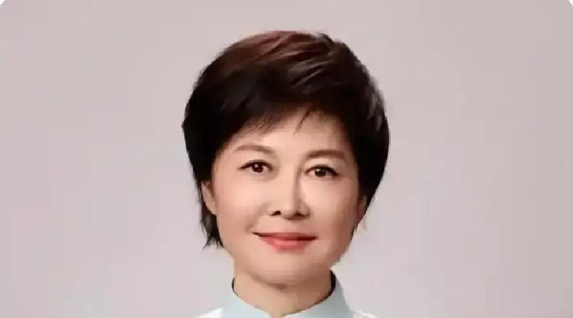 曹可凡为了悼念敬一丹连发两条微博，把自己送上了热搜挨骂。白岩松只说了十几个字，全网都在夸他。

同一天悼念同一个人。曹可凡两条微博，一条配着合影旧照，文字里反复提“金话筒”“黄金时代”。白岩松接受采访，只说了十几个字。

两条微博把曹可凡骂上热搜。白岩松那十几个字被转了几万条。

曹可凡和敬一丹19