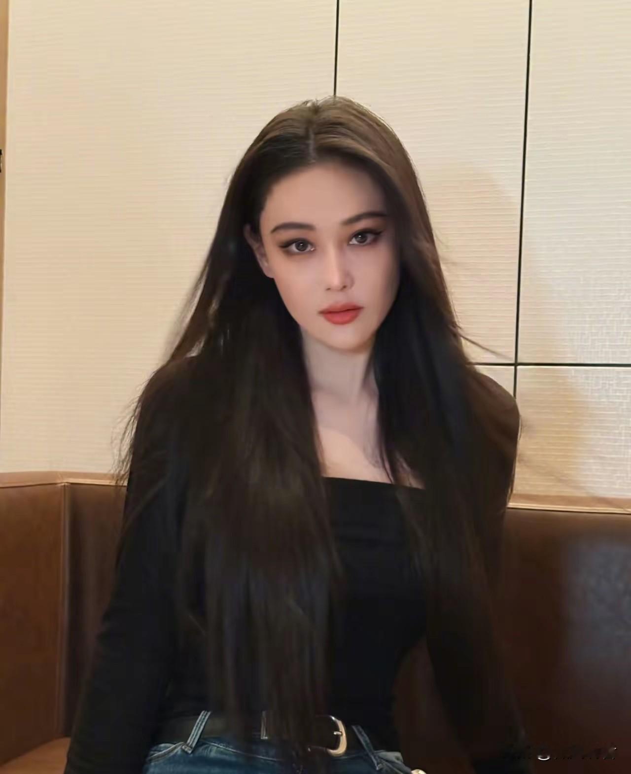我突然理解李晨了，张馨予虽然名气平平，但我敢确定一件事，就是她本人身上真有种斩男又斩女的魅力。

说句掏心窝子的话，就算你再怎么对这个人无感，她的那张脸往那儿一摆，你也得服气。这种美不是现在满大街那种流水线网红脸，是带着攻击性的、浓墨重彩的艳丽，五官精致得挑不出毛病，个子高挑，身材曲线更是老天爷追着