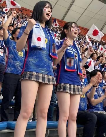 日本球员赛后久久不愿离去，难怪日本会输球，球迷穿如此性感扰乱军心！