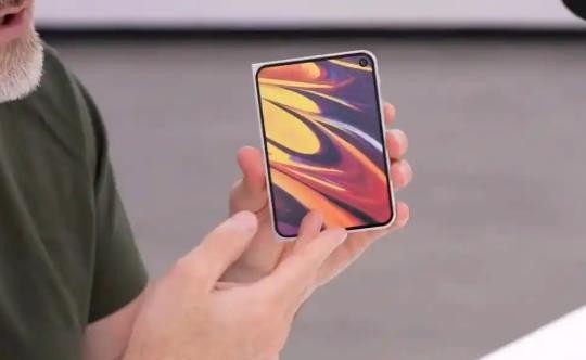 4。5毫米的折叠iPhone，先砍掉了什么？

FaceID、长焦和续航，苹果把高价押在了机身厚度上。

9月2日，YouTube科技频道UnboxTherapy主播刘易斯·希尔森特格发布上手视频，展示了疑似iPhoneUltra机模。它采用横向书本式内折设计，展开后接近iPadmini，折叠后约等