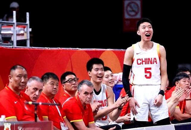 亚运男篮半决赛，中国男篮77-97不敌日本男篮，最多的时候落后了足足35分。
 

纵观中日两队的交手记录，这无疑是中国男篮最狼狈的一次溃败，而且是全方位的崩盘，更扎心的是对方来的还只是一支二队，整场球打得毫无脾气，让人无话可说。
 

很多人赛后把锅一股脑扣在技战术理念落后上，说什么是高软慢撞上了