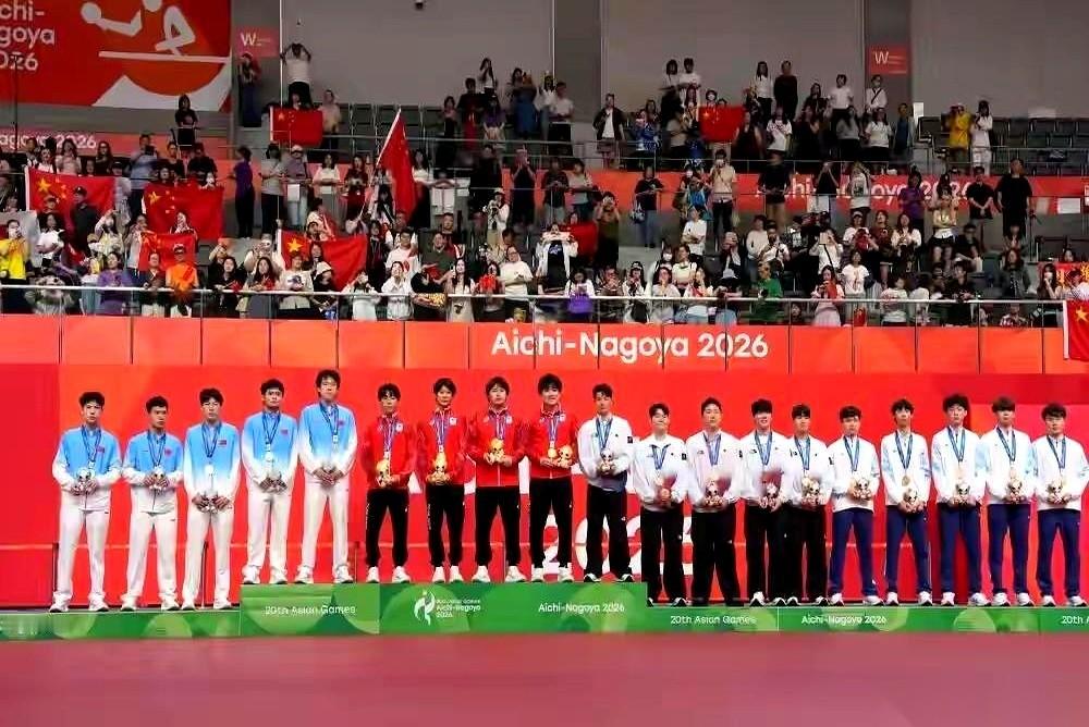 男乒丢冠后王皓表示赛场的变阵是为了让温瑞博感受决赛残酷氛围。
新华社在一旁直接挑明当时全队其实只有王楚钦一人拥有亚运经历。
林诗栋此前爆冷输给泰国16岁小将的比赛损失依然没有被实打实地补回。
我们普通人在职场上碰到人手青黄不接、项目又眼看要干砸的时候，主管也总喜欢拿“综合评估”来打圆场，对外解释说这