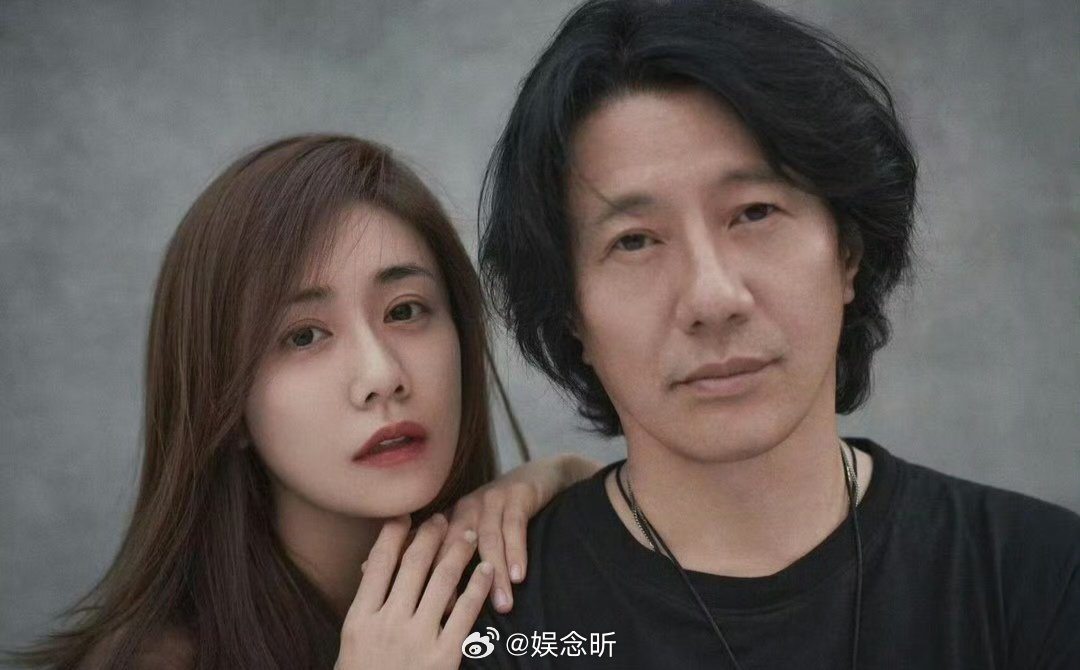 #刘芸疑似辟谣没离婚#刘芸在节目中大方回应婚姻状态，坦言没有变化，和郑钧的感情稳定从容。不刻意回避流言，坦然的状态看着让人安心。 ​