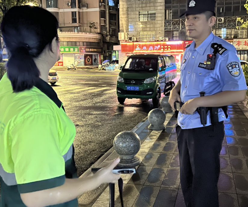 晚饭该吃菜还是肉？杭州一母亲报警称被儿子按在切菜板上，民警到场却没开罚单，用“冰山理论”一句话让母子俩双双破防！

你以为这是一起家暴案？错了，这是一场持续了三十年的“冷战”总爆发。杭州古荡派出所接到报警，母亲声音发抖，说儿子把自己按在了切菜板上。民警单敏东到了现场，没有急着掏罚单，而是做了一件让所