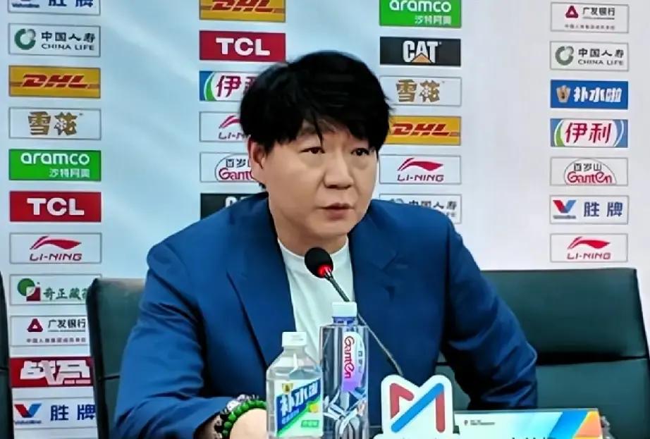 单场只拿75分，山东男篮客场输给浙江14分，直接吞下了两连败。
比输球更让球迷窝火的，是赛后主帅邱彪直接在发布会上甩出的那组数据。
邱彪话说得很直白，对方不管是防守硬度还是快攻推反击，完全压制住了山东队。
最致命的还是失误。
光是上半场，全队就频繁白送球权，其中三个外援居然联手送出了10次失