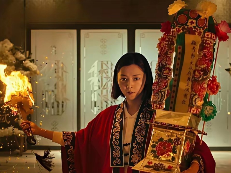 最近才留意到一位香港女演员卫诗雅。既不是因为她斩获百花奖，也不是因为看了她主演的电影《破地狱》。
纯粹是因为，她实在太像豆包了。 ​