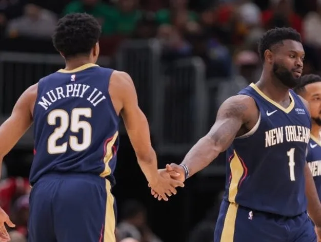 美媒NBA Retweet晒出鹈鹕2026-27赛季预计15人大名单，首发锁定德章泰-默里、特雷-墨菲三世、萨迪克-贝、蔡恩-威廉森和德里克-奎因。替补席阵容豪华，杰雷米亚-费尔斯、本尼迪克特-马瑟林、赫伯特-琼斯、卡洛-马特科维奇、伊夫-米西、乔丹-普尔、小贾伦-皮埃尔、布莱斯-麦高恩斯、特伦登-