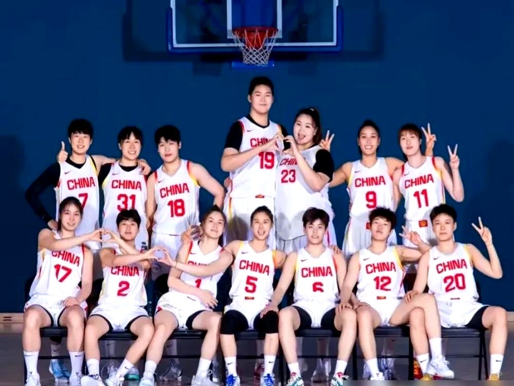 中国女篮备战2026年世界杯，锋线选拔竞争最激烈。

罗欣棫、陈明伶、孙宇、邓雨婷、贾赛琪、唐子婷这六个一米八几的锋线，最后只能留四个。

2022年拿世界杯亚军，锋线功劳占了一半。教练组选人的标准没变，进攻得有三分能拉开空间，防守得能换防抢篮板。

今年热身赛，球队外线命中率掉到了三成以下。

教
