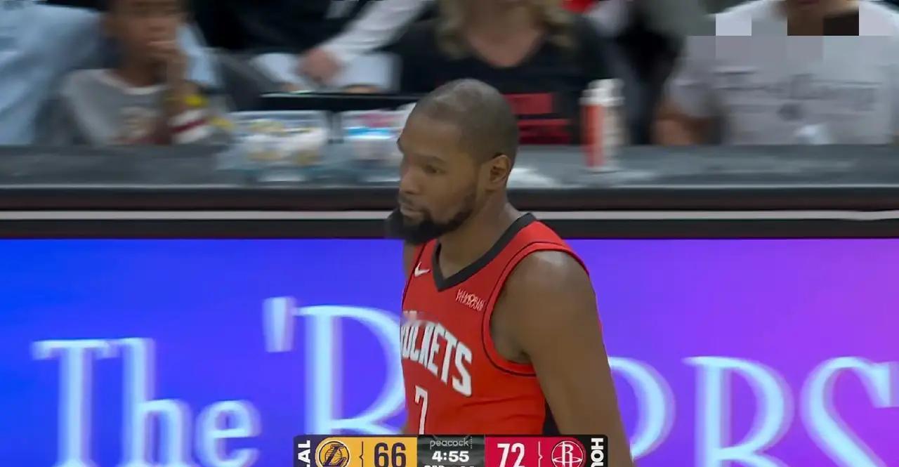 雷霆队恨之入骨，至今不退役杜兰特的35号。但你不知道，这件球衣的最终归...