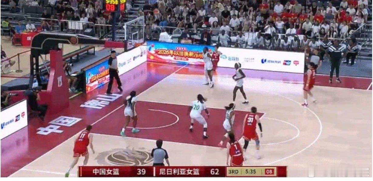 中国女篮迎来与尼日利亚女篮的第三场热身赛。  上半场中国女篮被对手完全...