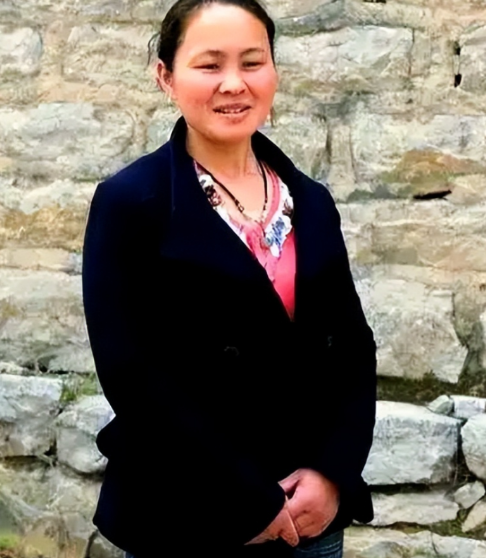 1994年，一名18岁的女孩被人贩子以2700元卖给了一位放羊人，洞房当晚，女孩紧张地蜷缩在角落里，浑身发抖，没想到后来她竟成为了感动中国十大人物。


1994 年，18 岁的郜艳敏在石家庄火车站被骗，遭到拐卖，最终以 2700 元卖给太行山深处下岸村的放羊男子。


当年村子地处深山，交通闭塞，