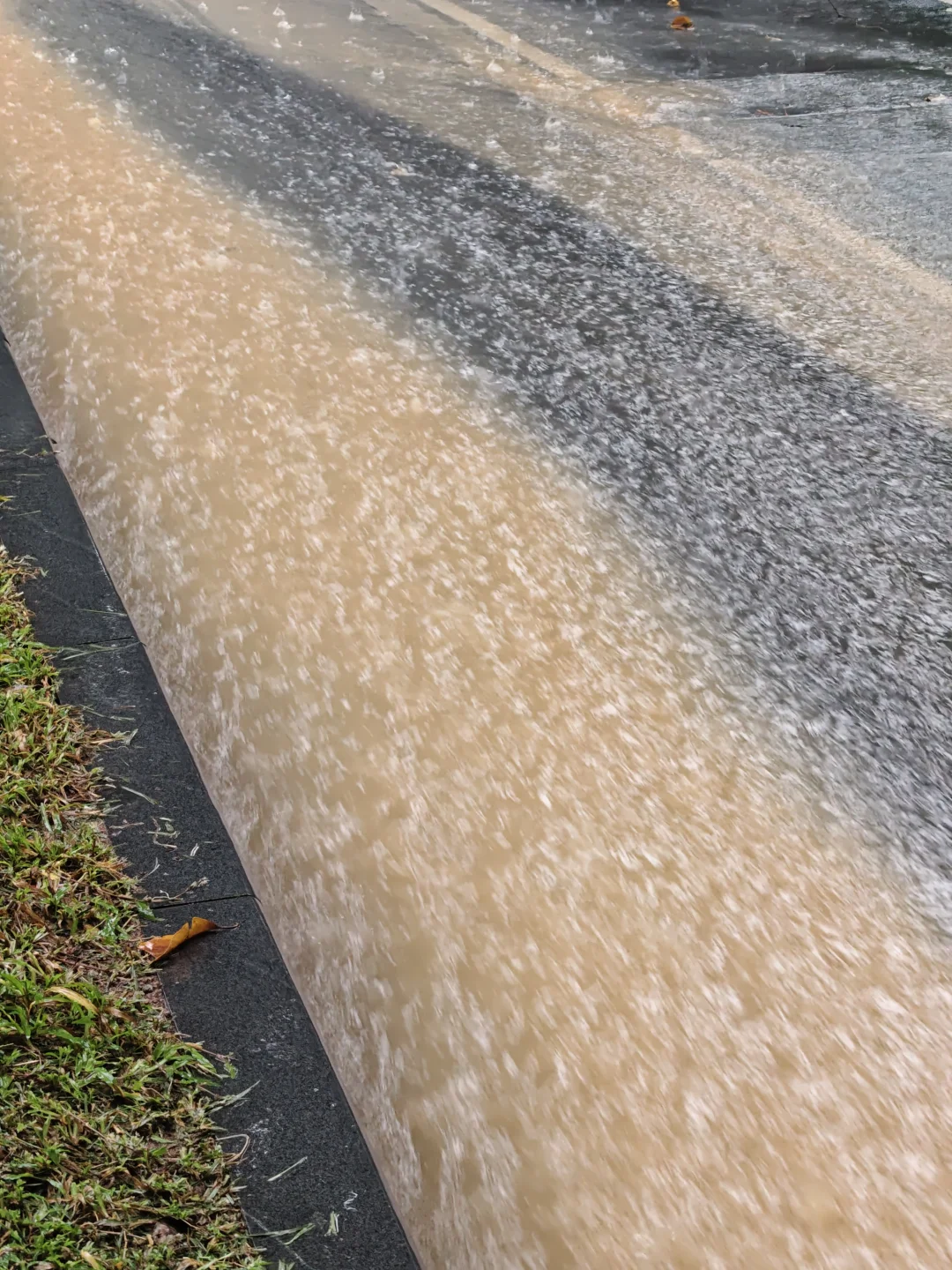 广州暴雨直接把城市道路变成一条河了